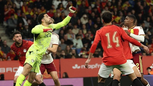 أسد مصر .. شريف إكرامي يُشيد بـ مصطفى شوبير بعد مباراة إسبانيا