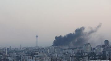 إسرائيل تستهدف بنى تحتية في طهران وإيران تقصف تل أبيب