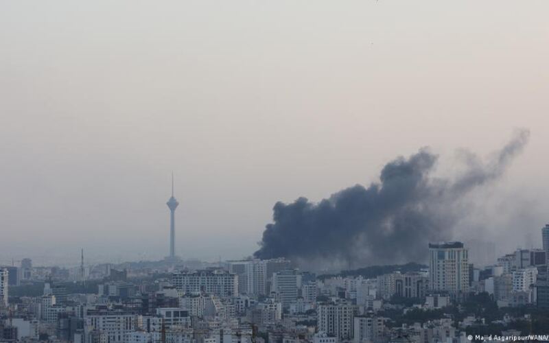 إسرائيل تستهدف بنى تحتية في طهران وإيران تقصف تل أبيب