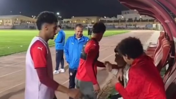 إسلام عيسى يساند زملاءه قبل مواجهة الأهلي وسيراميكا كليوباترا