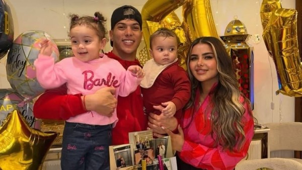 إمام عاشور في أحدث إطلالة مع زوجته وأبنائه.. شاهد