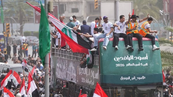 استقبال حافل من الجماهير لمنتخب العراق بعد التأهل لكأس العالم.. صور