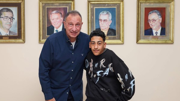 الخطيب يستجيب لطلب مشجع من ذوي الهمم ويكرّمه بمقر الأهلي