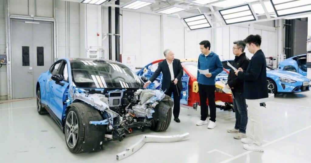 الرئيس التنفيذي لي جون يبث مباشرةً عملية تفكيك السيارة لاستعراض جودة المواد.