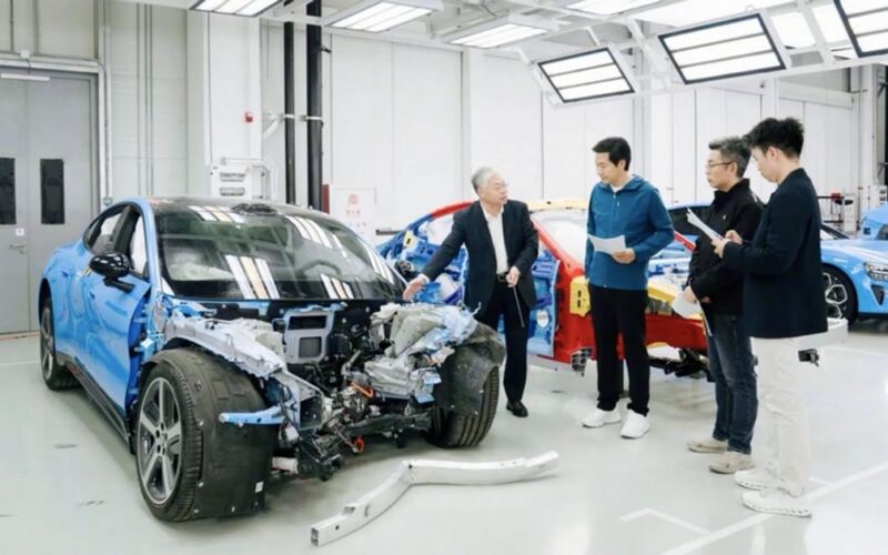 الرئيس التنفيذي لي جون يبث مباشرةً عملية تفكيك السيارة لاستعراض جودة المواد.