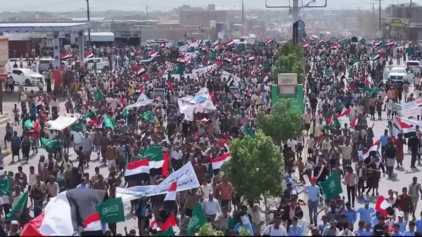 اليمن.. تظاهرة كبيرة بالمخا تندد باعتداءات إيران وتؤكد التضامن مع دول الخليج