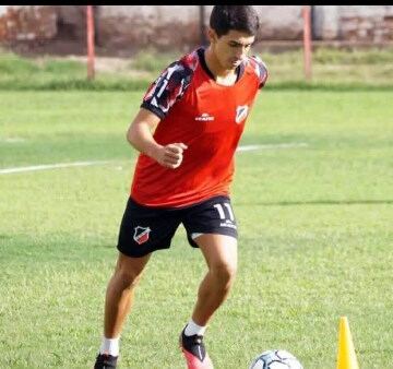 بديل إمام عاشور.. فرج عامر يزكي لـ الأهلي لاعباً شهيراً في أوروجواي