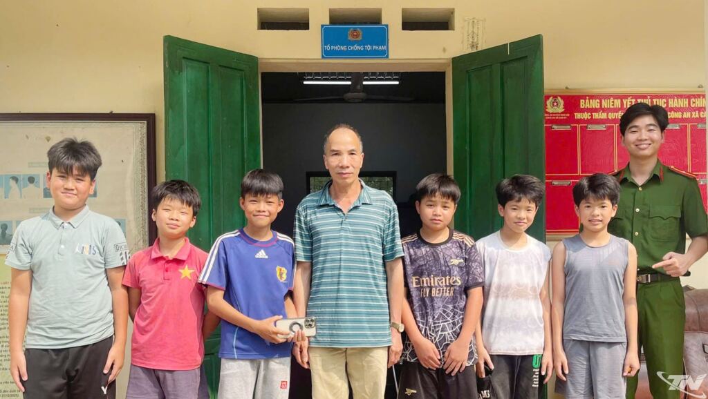 بعد العثور على هاتف، أعادت مجموعة من الطلاب من كومونة تان كي الجهاز لصاحبه.