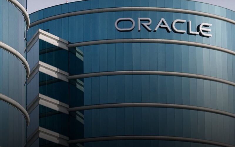 تطايُر شظايا على واجهة مبنى شركة “أوراكل” بدبي