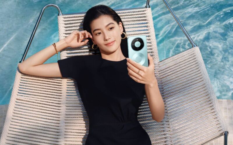 جريدة الرياض | هاتف HUAWEI Mate 80 Pro متاحٌ الآن في المملكة مع ميزة AI Composition الجديدة