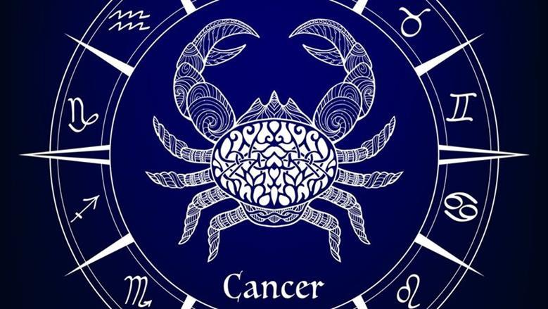 حظك اليوم لمواليد برج السرطان.. تطور مهني ونصائح لتخفيف التوتر.