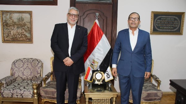 رئيس اتحاد الدراجات يلتقي بالخبير الإيطالي عقب وصوله إلى القاهرة لقيادة المنتخب