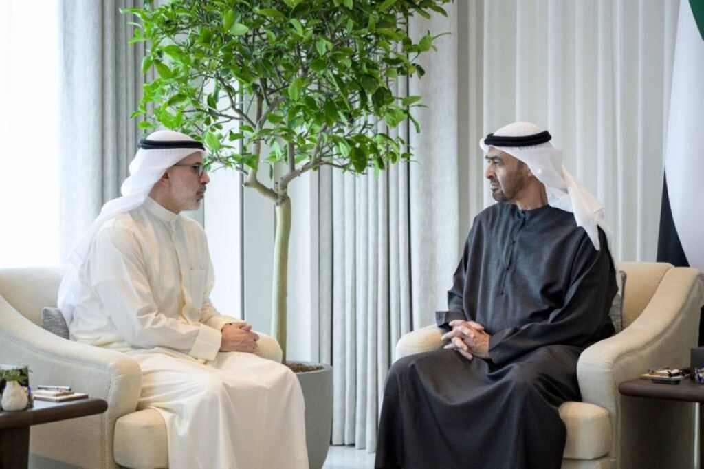 رئيس الدولة ووزير الخارجية الكويتي يناقشان تطورات الأوضاع والاعتداءات الإيرانية الإرهابية