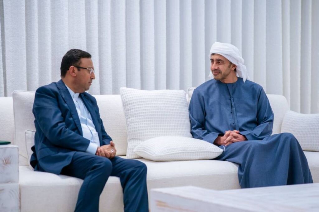 رئيس الدولة يتلقى رسالة خطية من رئيس وزراء بنغلاديش تسلّمها عبد الله بن زايد