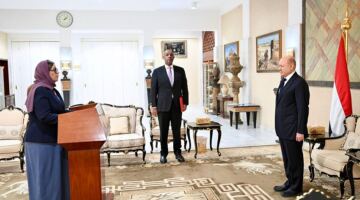 سفيرة اليمن لدى الولايات المتحدة تؤدي القَسَم الدستوري أمام رئيس مجلس القيادة الرئاسي