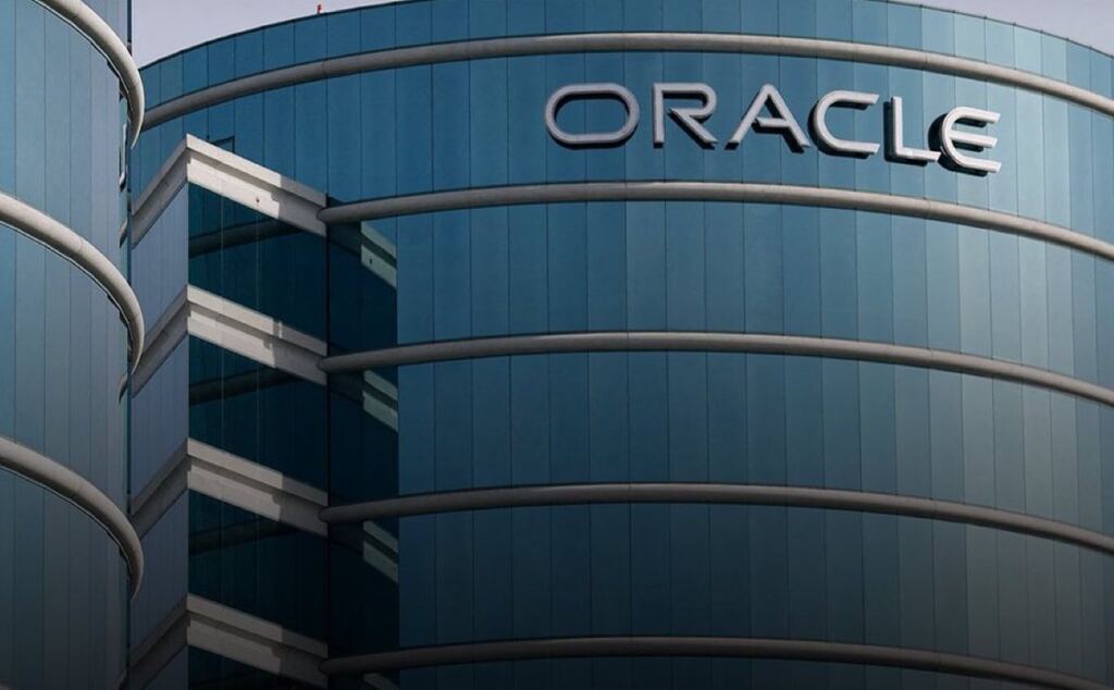 سقوط شظايا على واجهة مبنى شركة “أوراكل” في دبي