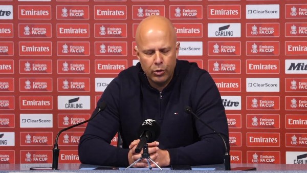 سلوت يعقب على ركلة صلاح: الأداء الجماعي أهم من الأخطاء الفردية