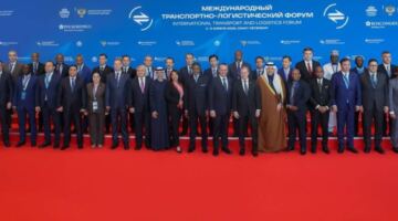 سهيل المزروعي يشدد على ضرورة تعزيز مرونة سلاسل الإمداد وتنويع مساراتها.