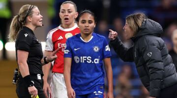 سونيا بومباستور لديها أدلة! مدربة تشيلسي الغاضبة تُخرج هاتفها أثناء المقابلة بعد أن أفلتت كاتي ماكابي لاعبة أرسنال من العقاب على شد شعر أليسا طومسون، في الوقت الذي خرج فيه «البلوز» من دوري أبطال أوروبا