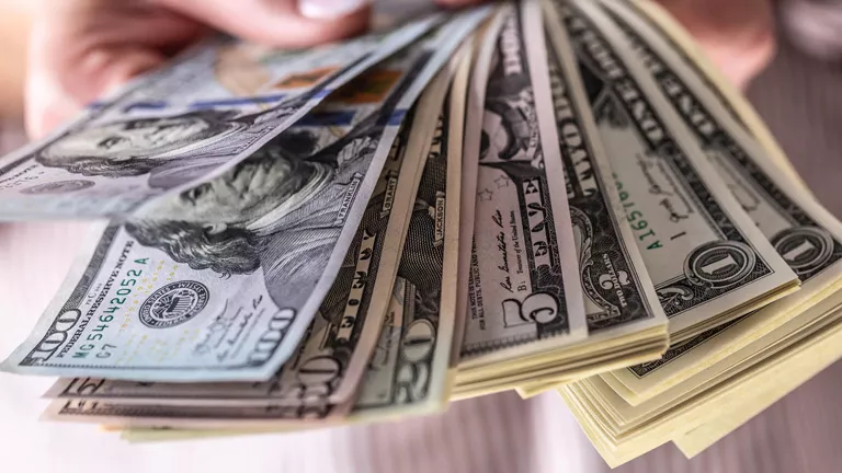 شريف سامي يتحدث عن تذبذب سعر الصرف وخروج الأموال الساخنة.