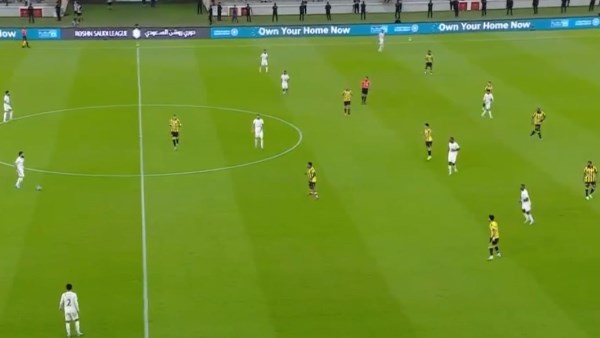 شوط أول سلبي بين الاتحاد والحزم في دوري روشن السعودي