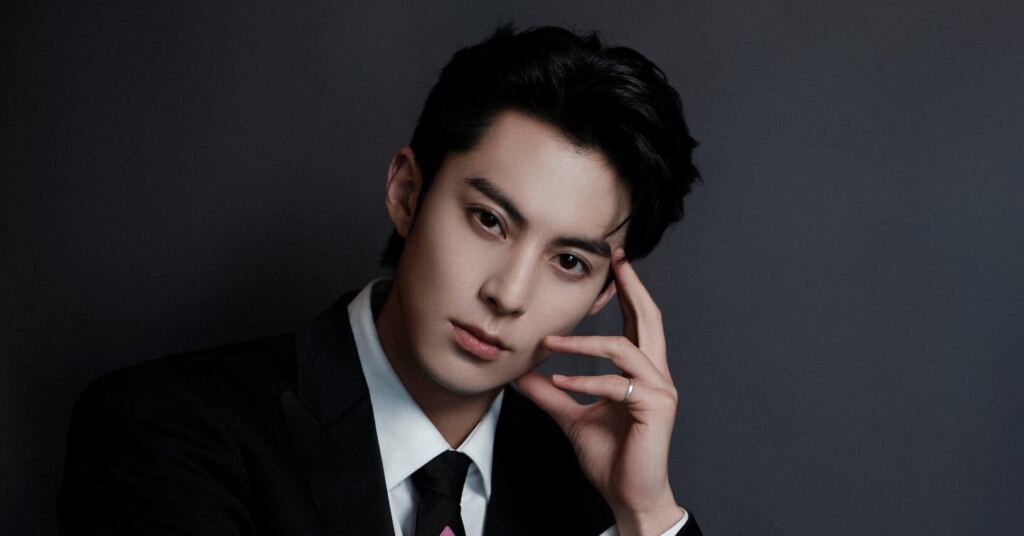 قام الممثل وانغ هيدي بإبعاد هاتف أحد المعجبين عنه غاضباً.