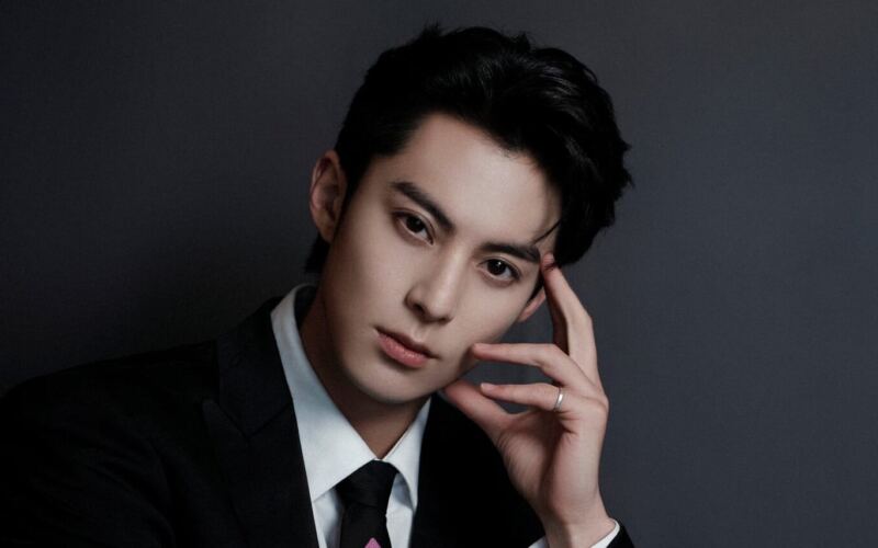 قام الممثل وانغ هيدي بإبعاد هاتف أحد المعجبين عنه غاضباً.