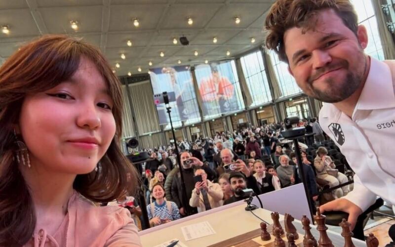 كارلسن يوافق على صورة سيلفي ثم يطلب مصادرة هاتف منافسته (فيديو)