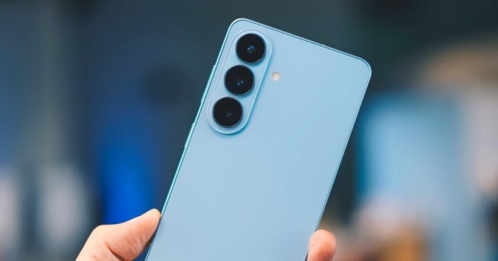 لا يزال الإصدار ذو سعة 128 جيجابايت من هاتف سامسونج جالاكسي إس 26 متوافراً، ولكنه نادر جداً.