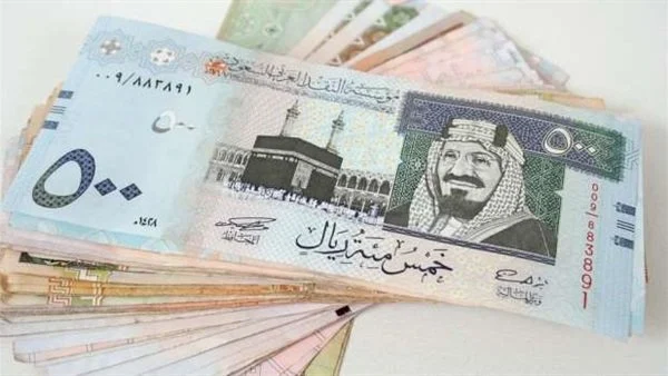 لو مسافر للعمرة.. سعر الريال السعودي اليوم أمام الجنيه في البنوك المصرية