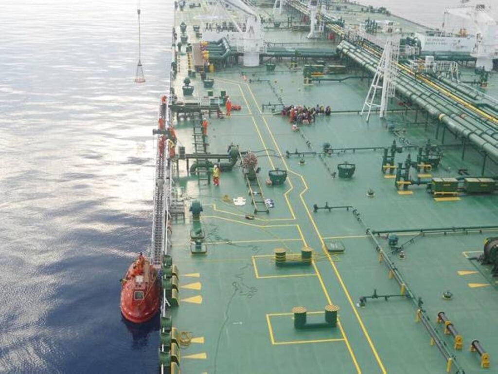 ماذا أرادت إيران من هجومها الإرهابي على «السالمي» ناقلة النفط التي أنقذت مئات اللاجئين؟