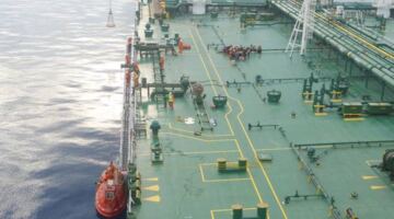 ماذا أرادت إيران من هجومها الإرهابي على «السالمي» ناقلة النفط التي أنقذت مئات اللاجئين؟