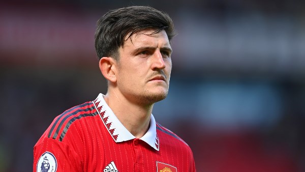 مانشستر يونايتد يُحصّن دفاعه.. تمديد عقد هاري ماجواير حتى 2027