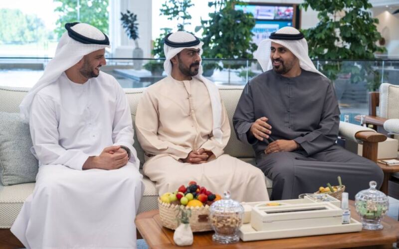 محمد بن زايد يتلقى رسالة مكتوبة من رئيس بيلاروسيا سلمها المبعوث الخاص