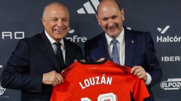 هاني أبوريدة يُكرّم رئيس الاتحاد الإسباني ويُقدّم له قميص منتخب مصر