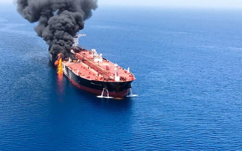 هجمات الملاحة تستمر.. استهداف ناقلة وسفينة شحن في مياه الخليج | أخبار