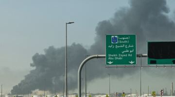 هجوم بطائرة مسيّرة يستهدف مبنى في الشارقة واشتعال ناقلة نفط قبالة دبي