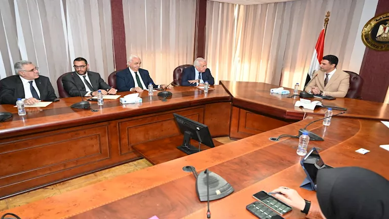 وزير الصناعة يبحث مع غرفة التجارة الأمريكية توطيد التعاون المشترك