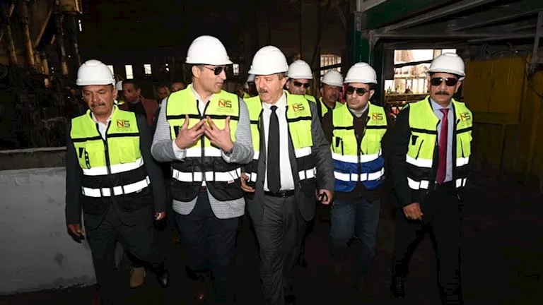 وزير الصناعة يزور عدداً من مصانع الحديد والصلب بمحافظة السويس