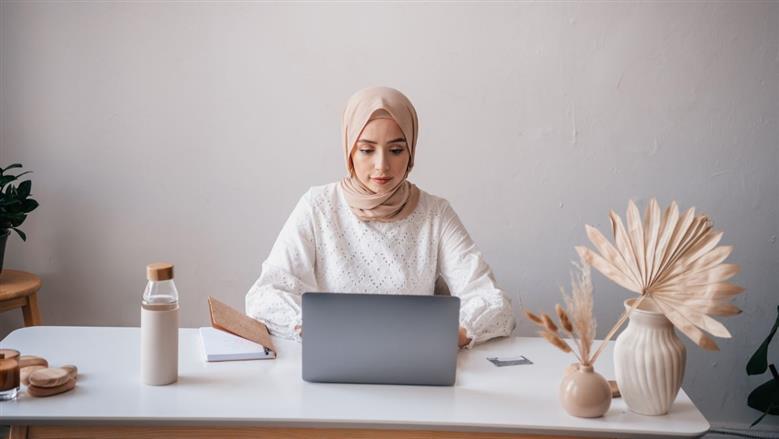 يبدأ غدًا.. كيف ينظم القانون حقوقك في حالة العمل من البيت؟