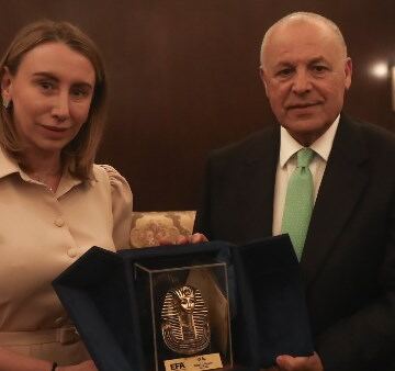 أبو ريدة يتبادل الدروع التذكارية مع رئيسة بعثة منتخب روسيا
                                                
                                                
                                                    28/05/2026 10:24 م
                                                
                                                
                                                    تبادل المهندس هاني أبوريدة، رئيس الاتحاد المصري لكرة القدم، الدروع التذكارية مع إيرينا بوسيرينينا، نائبة السكرتير العام للاتحاد الروسي لكرة القدم ورئيسة بعثة المنتخب الروسي ، وذلك قبل انطلاق المباراة