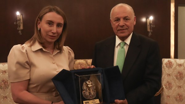 أبو ريدة يتبادل الدروع التذكارية مع رئيسة بعثة منتخب روسيا                                                                                                                                                       28/05/2026 10:24 م                                                                                                                                                       تبادل المهندس هاني أبوريدة، رئيس الاتحاد المصري لكرة القدم، الدروع التذكارية مع إيرينا بوسيرينينا، نائبة السكرتير العام للاتحاد الروسي لكرة القدم ورئيسة بعثة المنتخب الروسي ، وذلك قبل انطلاق المباراة
