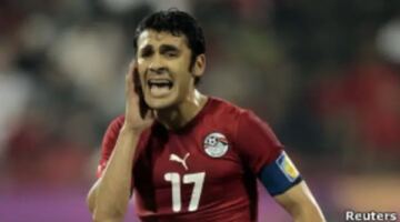 أحمد حسن: بيراميدز يسعى لفسخ عقد البرازيلي إيفرتون وديًا                                                                                                                                                    24/05/2026 03:01 م                                                                                                                                                    كشف الإعلامي احمد حسن عن رغبة نادي بيراميدز في فسخ عقد لاعبه البرازيلي ايفرتون دا سيلفا بشكل ودي، خلال فترة الانتقالات الصيفية الحالية..