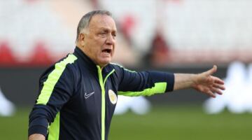 أدفوكات يعود لتدريب منتخب كوراساو
                                                
                                                
                                                    12/05/2026 10:31 م
                                                
                                                
                                                    عاد المدرب الهولندي ديك أدفوكات لقيادة منتخب كوراساو في نهائيات كأس العالم 2026، بعد استقالة خلفه ومواطنه فريد روتن، وفق ما أكدّ الاتحاد المحلي لكرة القدم