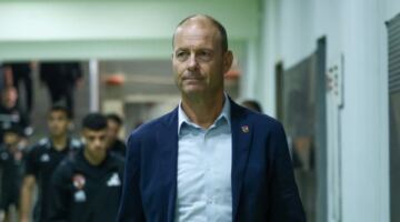 أنا مكمل موسمين.. توروب يفجر مفاجأة بشأن مستقبله مع الأهلي 21/05/2026 01:41 ص فجر ييس توروب، المدير الفني لفريق الأهلي، مفاجأة قوية عقب نهاية مواجهة المصري في الجولة الأخيرة …