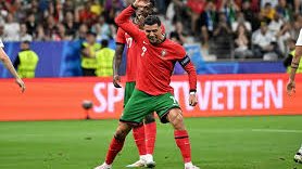 الأسطورة مستمرة.. رونالدو على رأس قائمة البرتغال المشاركة في كأس العالم 2026 19/05/2026 06:29 م كشف الإسباني روبرتو مارتينيز، المدير الفني لمنتخب البرتغال، عن القائمة الرسمية التي تستعد لخوض منافسات بطولة كأس العالم 2026،