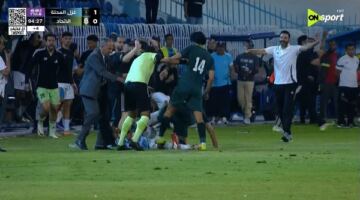 الدوري يشتغل داخل الملعب وخارجه.. اشتباكات عنيفه عقب انتهاء مباراة غزل المحلة والاتحاد السكندري                                                                                                                                                    18/05/2026 10:45 م                                                                                                                                                    حقق غزل المحلة الفوز على  الاتحاد السكندري بهدف نظيف دون ر في اللقاء الذي جمع بينهما الآن بإستاد غزل المحلة ، ضمن منافسات بطولة الدوري المصري الممتاز.
