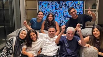 المعلم وسط عائلته.. كيف احتفل حسن شحاتة بتتويج الزمالك بلقب الدوري؟                                                                                                                                                       21/05/2026 01:08 ص                                                                                                                                                       احتفل حسن شحاته المدير الفني لمنتخب مصر السابق مع عائلته بتتويج الزمالك ببطولة الدوري المصري الممتاز2025-2026،، عقب فوزه على سيراميكا كليوباترا في المباراة التي جمعتهما على استاد القاهرة الدولي، ضمن م