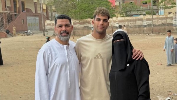 بالجلباب الأبيض .. محمد السيد يحتفل بعيد الأضحى وسط عائلته                                                                                                                                                       27/05/2026 03:38 م                                                                                                                                                       شارك  نجم الزمالك محمد السيد متابعيه أجواء احتفاله بعيد الأضحى المبارك، بعدما ظهر برفقة والديه عقب أداء صلاة العيد،  عبر حسابة بموقع التواصل  الاجتماعي إنستجرام