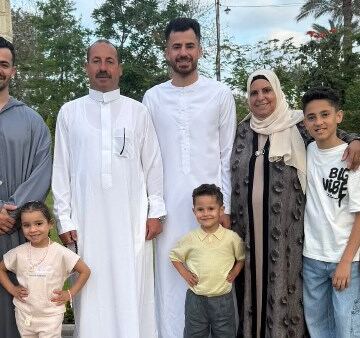 بالجلباب.. محمود الونش يحتفل بعيد الأضحى بصحبة عائلته| صور
                                                
                                                
                                                    27/05/2026 09:57 ص
                                                
                                                
                                                    أدى محمود حمدى "الونش"، مدافع الزمالك، صلاة عيد الأضحى المبارك بصحبة أسرته فى مسقط رأسه بمدينة بلبيس بمحافظة الشرقية.